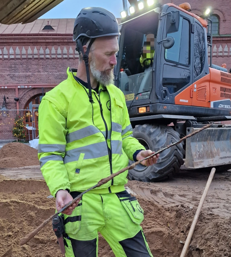 Dlouhý meč vysokého muže pod podlahou středověkého kláštera